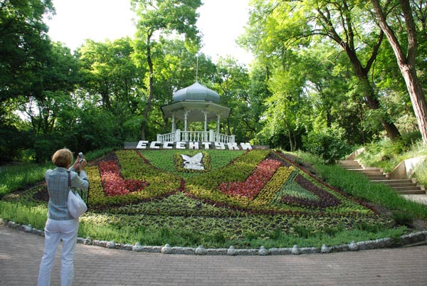 Курортный парк города Ессентуки цветочная клумба