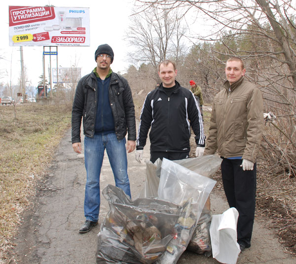 Первые мешки мусора во время субботника в Тольятти