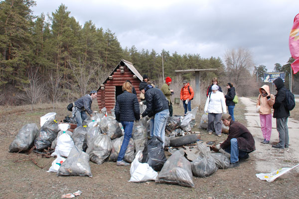 Куча мусора собранная во время субботника в г Тольятти