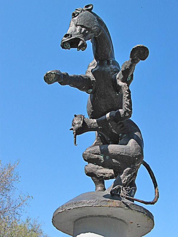 Чёрт поднимающий коня, находится в центре города Воронеж, за кукольным театром